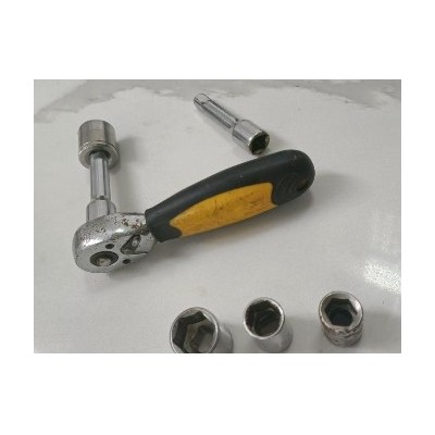 闲置的套筒扳手工具图1